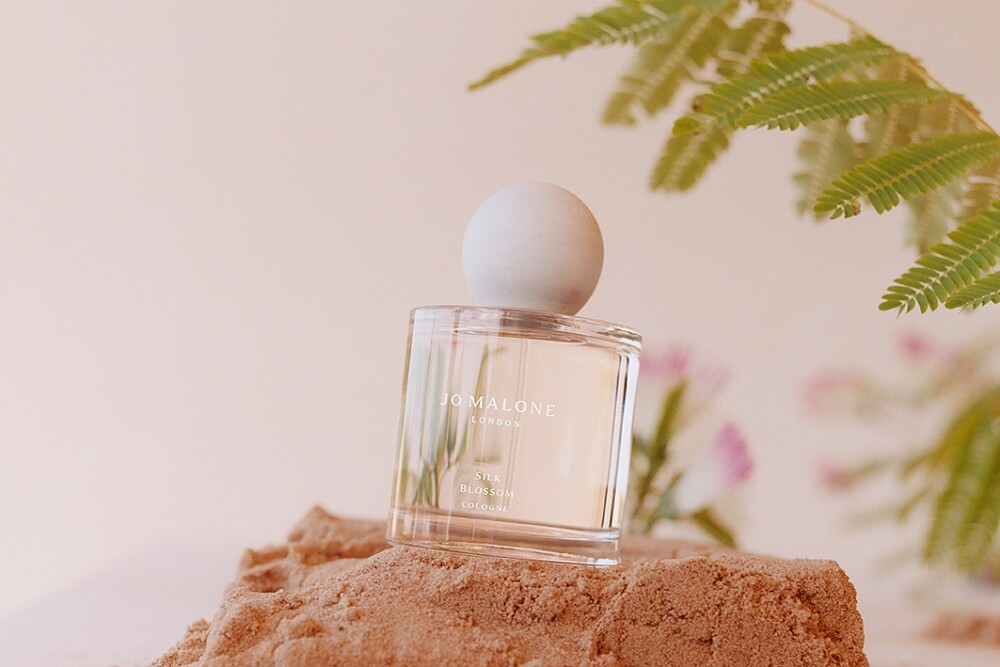 Jo Malone London 2022年地中海花園系列合歡花香水情境圖。