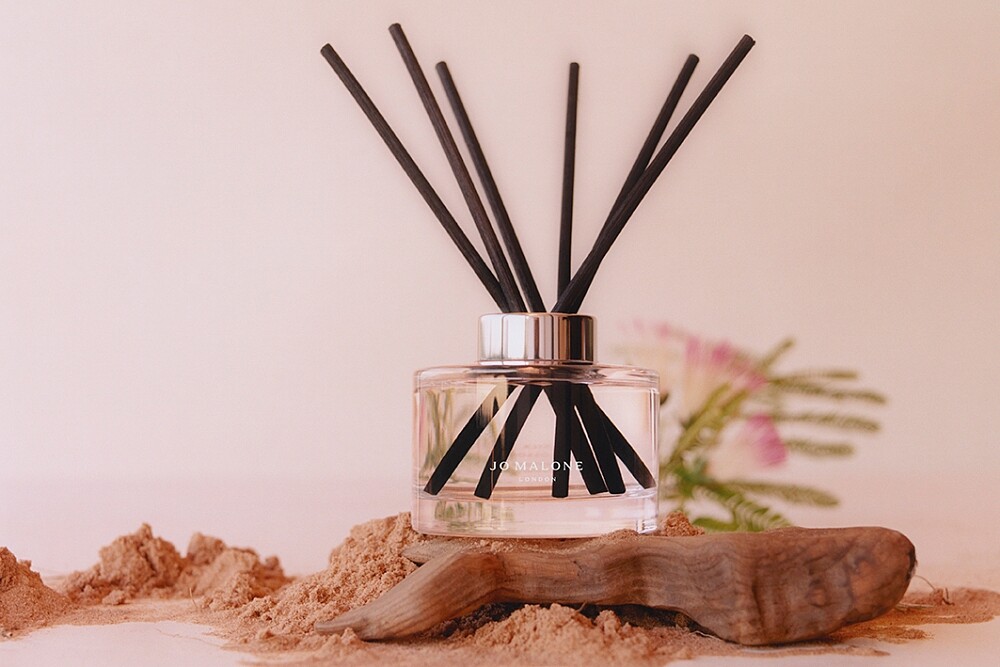 Jo Malone London 2022年地中海花園系列合歡花擴香情境圖。