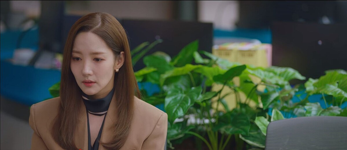 《氣象廳的人們》朴敏英的耳環+手錶品牌是&hellip;韓劇5個職場穿搭細節揭密！