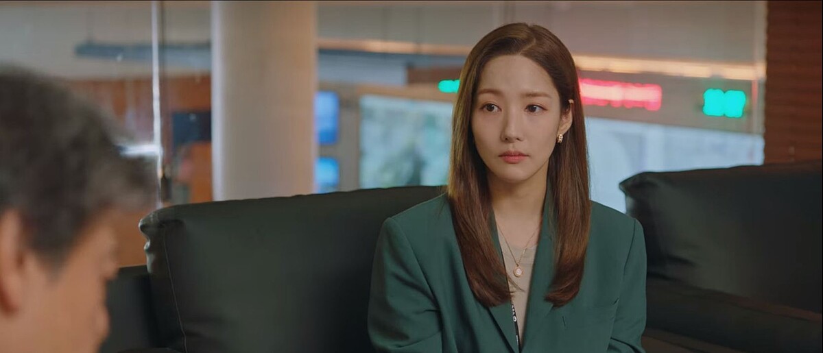 《氣象廳的人們》朴敏英的耳環+手錶品牌是&hellip;韓劇5個職場穿搭細節揭密！