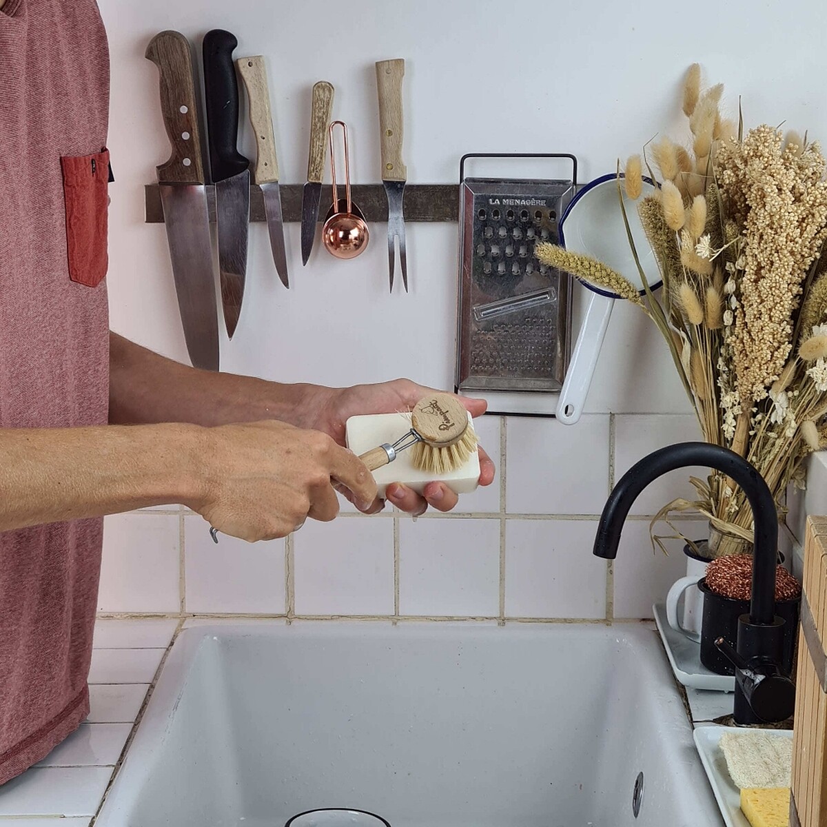 如果天天洗碗，洗碗海綿或刷具最好每個月更換確保衛生。
