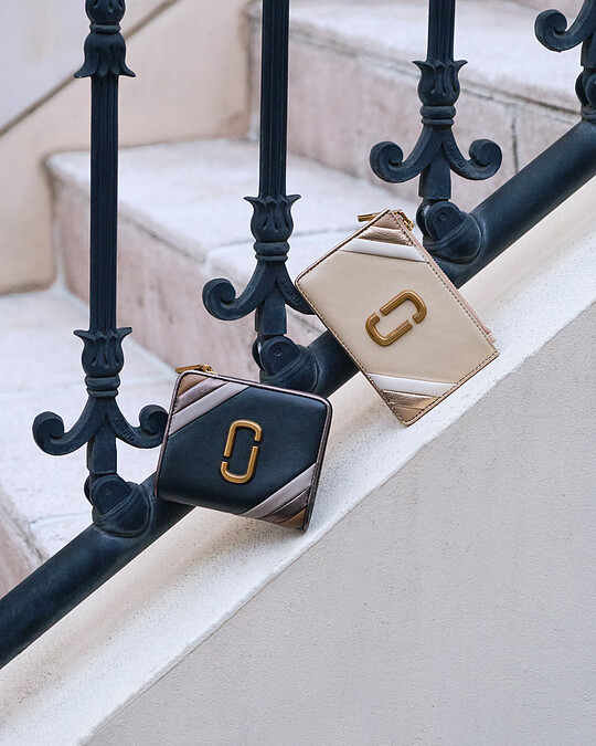 三色斜紋米色零錢包，NT 5,590