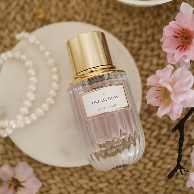 雅詩蘭黛雋永工藝探索香氛系列(漫舞櫻花)40ml，NT3,500、100ml，NT7,000