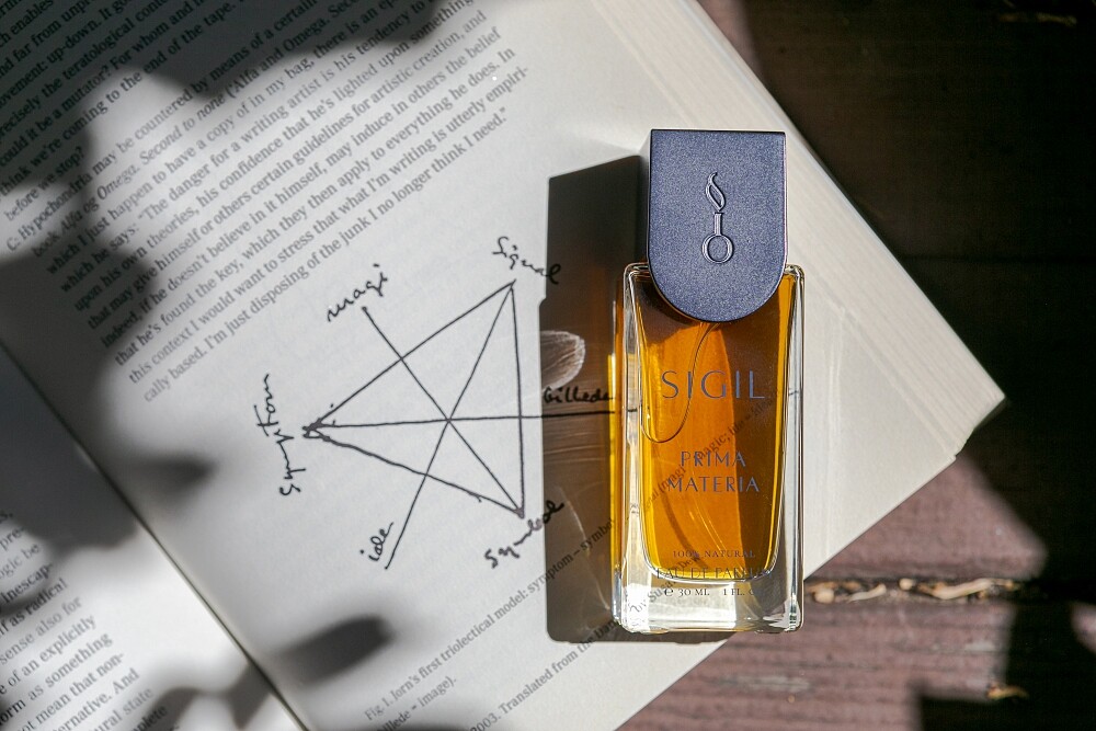 SIGIL PRIMA MATERIA香水情境照。