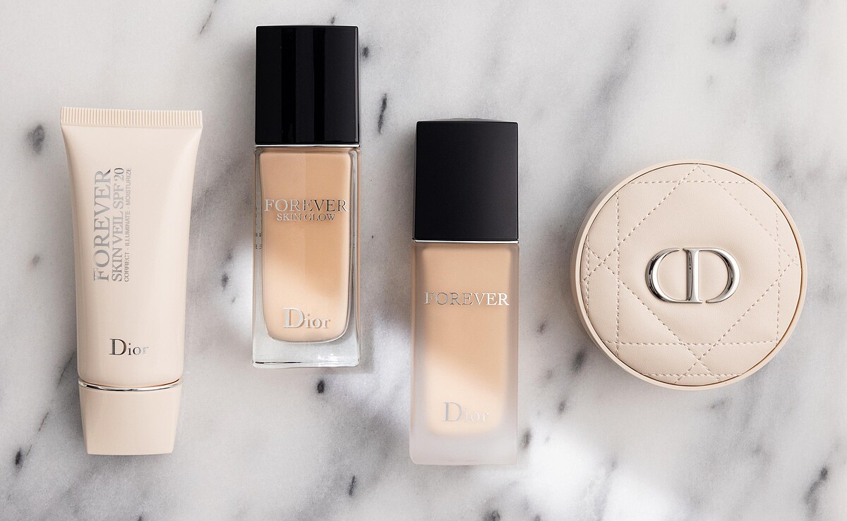 左起：DIOR超完美持久飾底乳、超完美持久柔光粉底液、超完美持久柔霧粉底液、超完美持久氣墊蜜粉