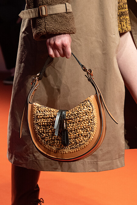 T Timeless包,以鈎針工藝結合皮革二度詮釋