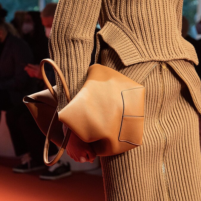 原本鼻挺的D Bag托特包換上了可拗折的柔軟皮革