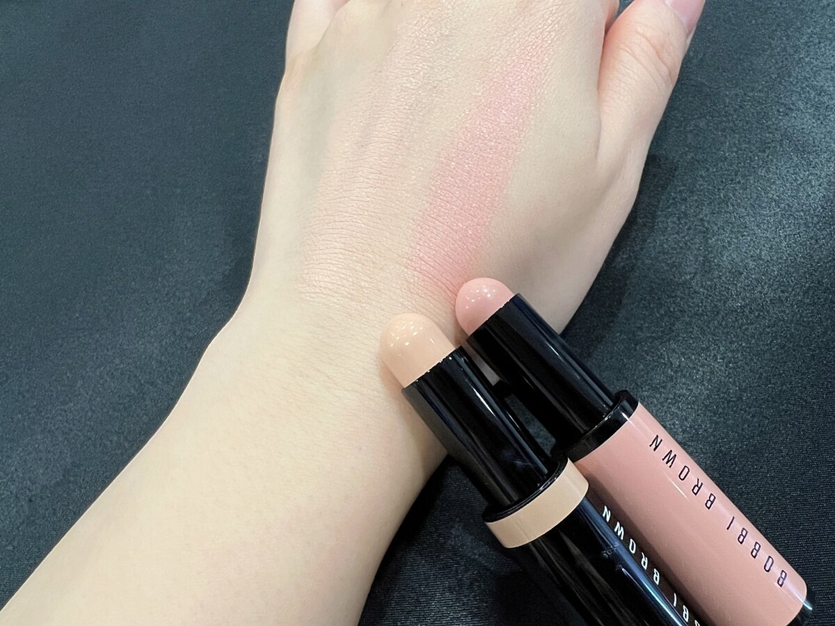 Bobbi Brown(左)全方位奶油遮瑕筆質地、(右)全方位奶油校色筆質地。