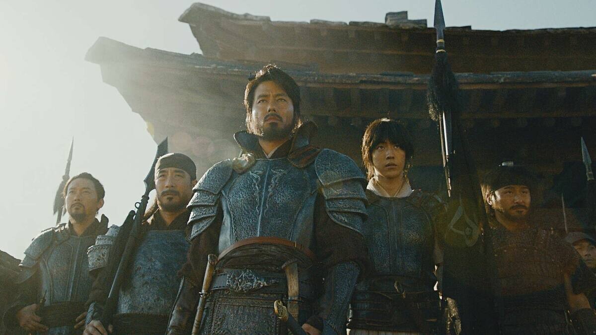 南柱赫與趙寅成等前輩演出《浴血圍城88天》