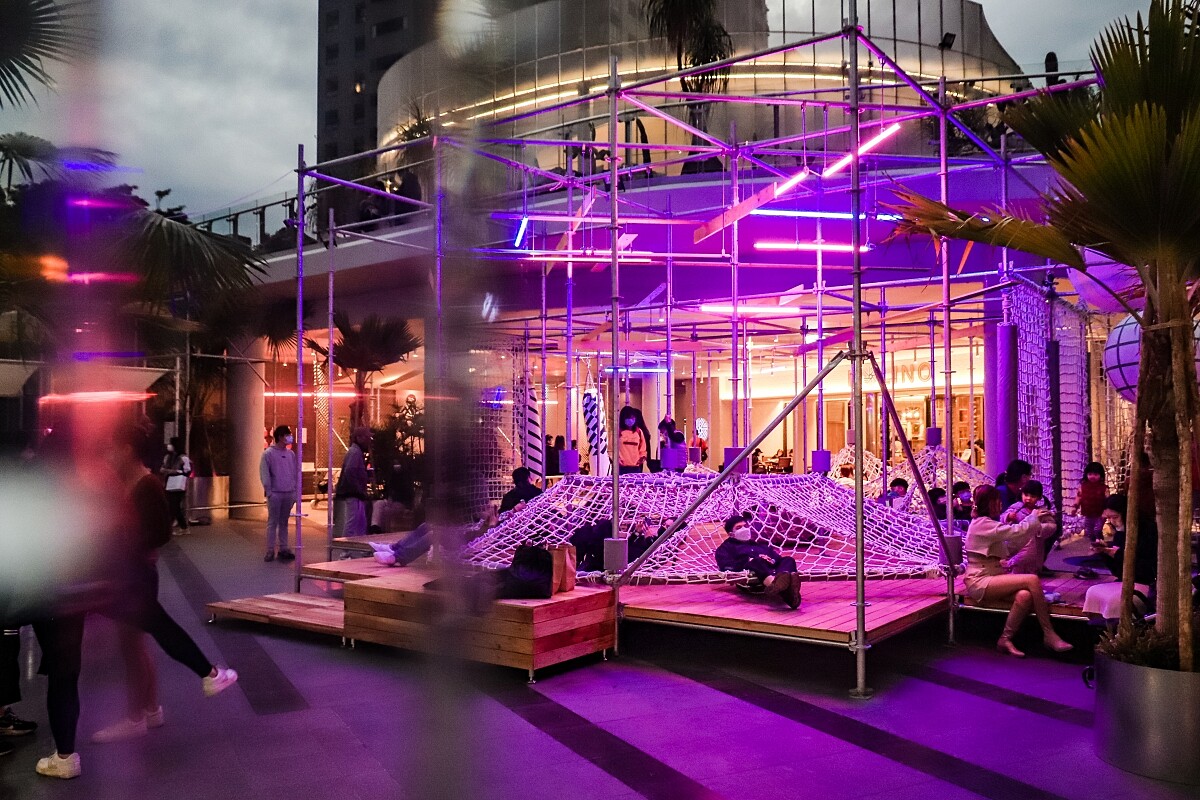 夜晚的打包運動場多了動態感應燈的點綴，是城市一角有趣的串場。