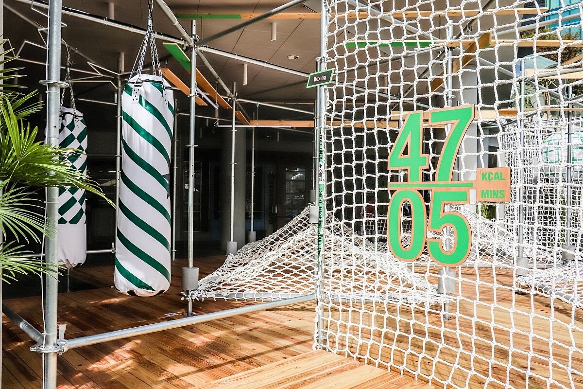 拳擊沙包區與網繩區。