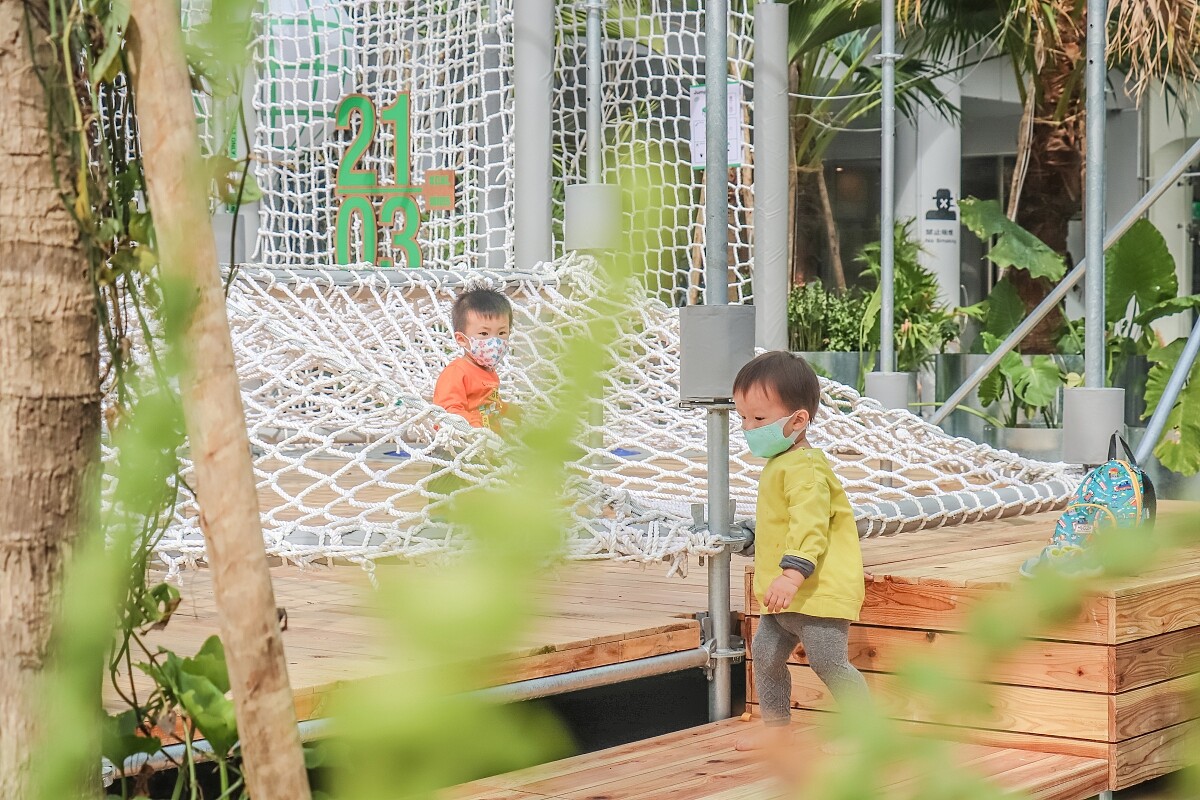網繩區是孩童的天堂，自由自在地探索自己的身體與動能。