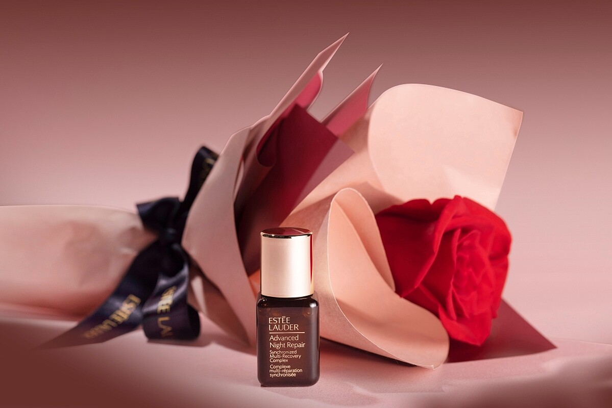 2022國際女人節，雅詩蘭黛祭出3月5日一日限定贈送「美力花禮+特潤超導全方位修護露(小棕瓶)7ml」。