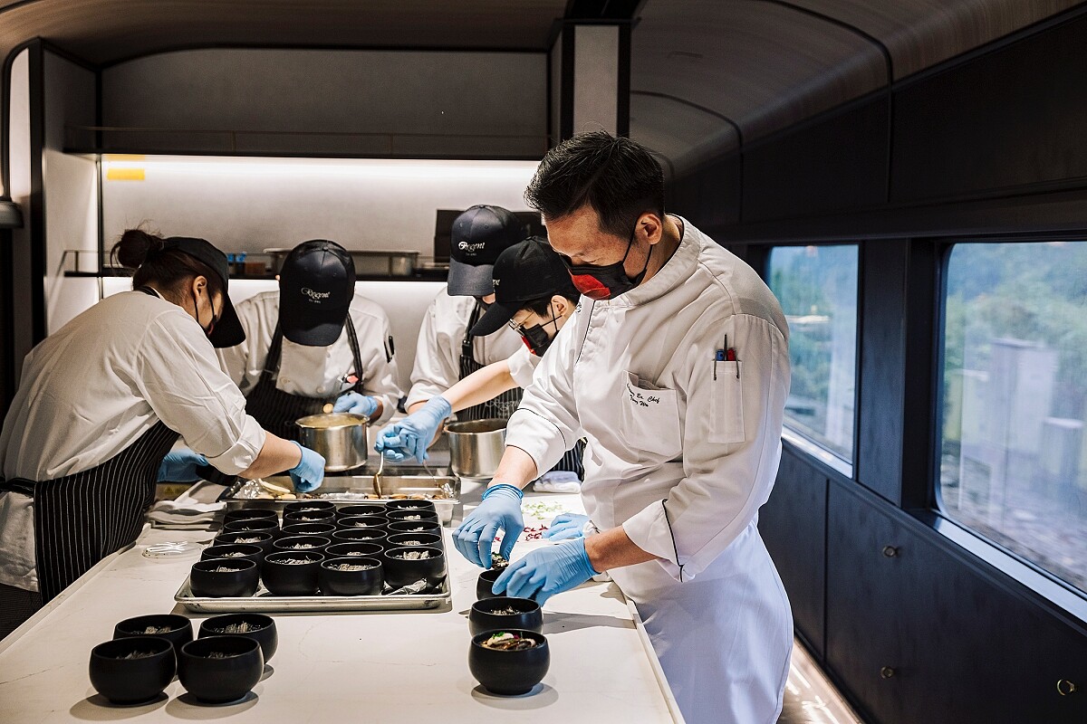 與晶華國際酒店聯手合作，推出了「鳴日廚房・菁華饗宴」。