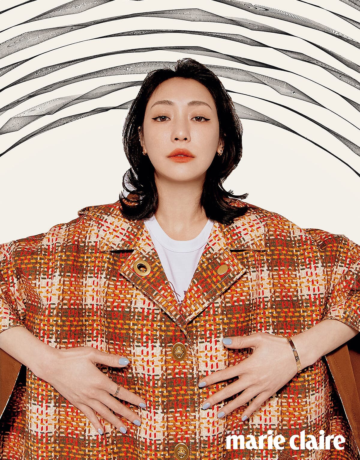 白色 Logo 圖騰T恤、斗篷式外套、及膝裙,all by Coach。玫瑰金 Love 耳環、玫瑰金 Love 手環、玫瑰金 Love 戒指,all by Cartier。