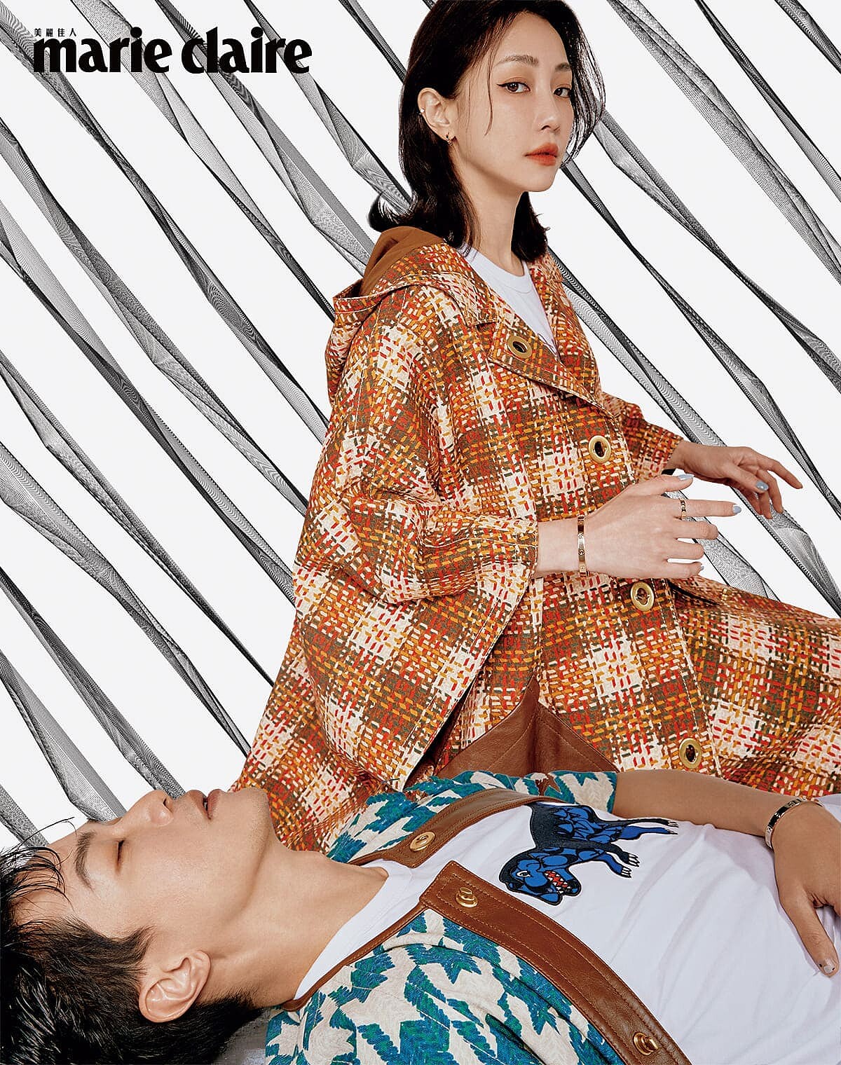 (謝欣穎) 白色 Logo 圖騰T恤、斗篷式外套、及膝裙,all by Coach。玫瑰金 Love 耳環、玫瑰金 Love 手環、玫瑰金 Love 戒指,all by Cartier。恐龍圖案T恤、藍白圖紋短外套,all by Coach。 白K金 Love 手環、白K金 Love 戒指,both by Cartier。