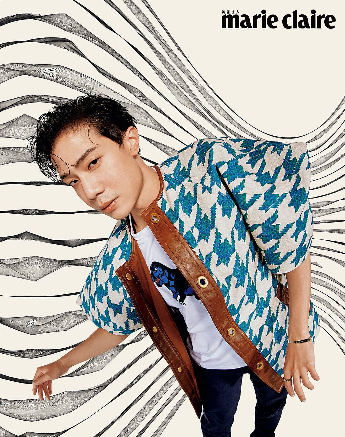 恐龍圖案T恤、藍白圖紋短外套、深藍色休閒褲，all by Coach。 白K金 Love 手環、白K金 Love 戒指，both by Cartier。