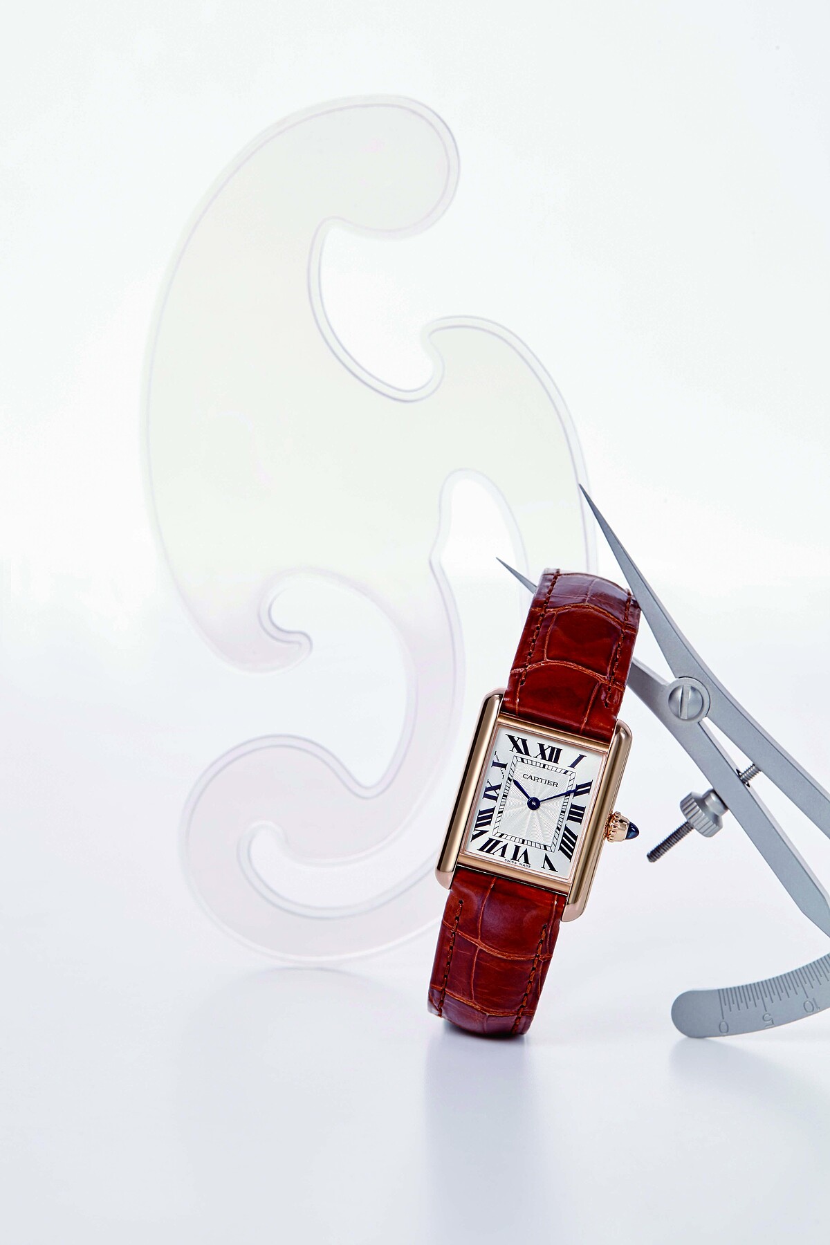 左）Tank Louis Cartier 腕錶小型款，玫瑰金錶殼及亮面棕色鱷魚皮錶帶，搭載卡地亞 8971 MC 型工作坊精製手動上鍊機械機芯，Cartier。