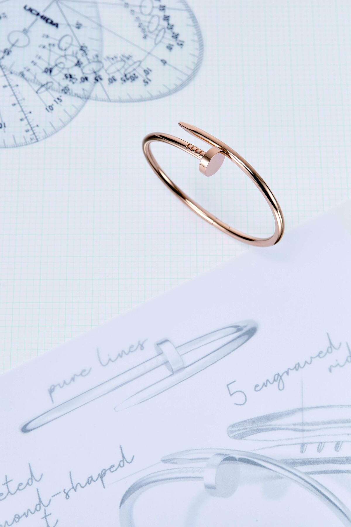 （右）18K玫瑰金 Juste un Clou 手環小型款，Cartier。