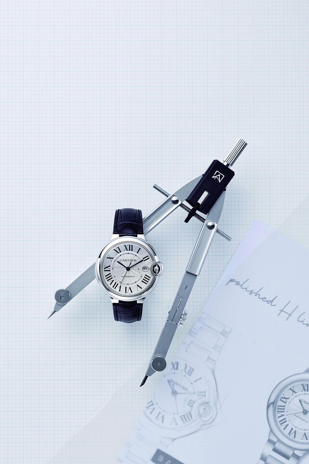 （左）Ballon Bleu 腕錶，精鋼錶殼及黑色鱷魚皮錶帶搭載自動上鍊機械機芯，Cartier。