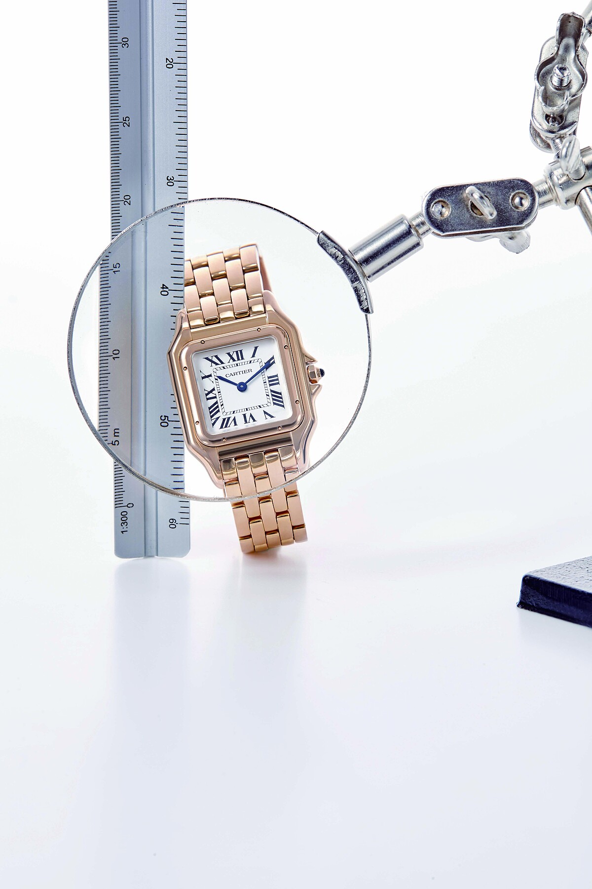 （右）Panth&egrave;re De Cartier 中型款美洲豹腕錶，搭載石英機芯，Cartier。