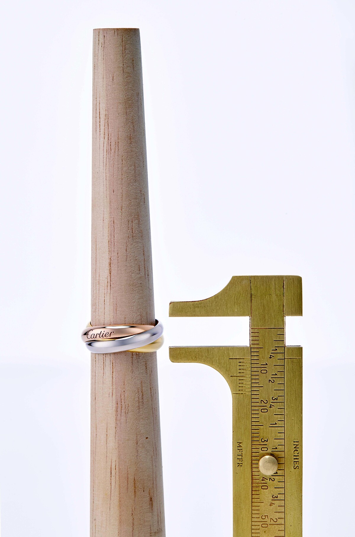 （左）白K金、玫瑰金及黃K金 Trinity 戒指中型款，Cartier。