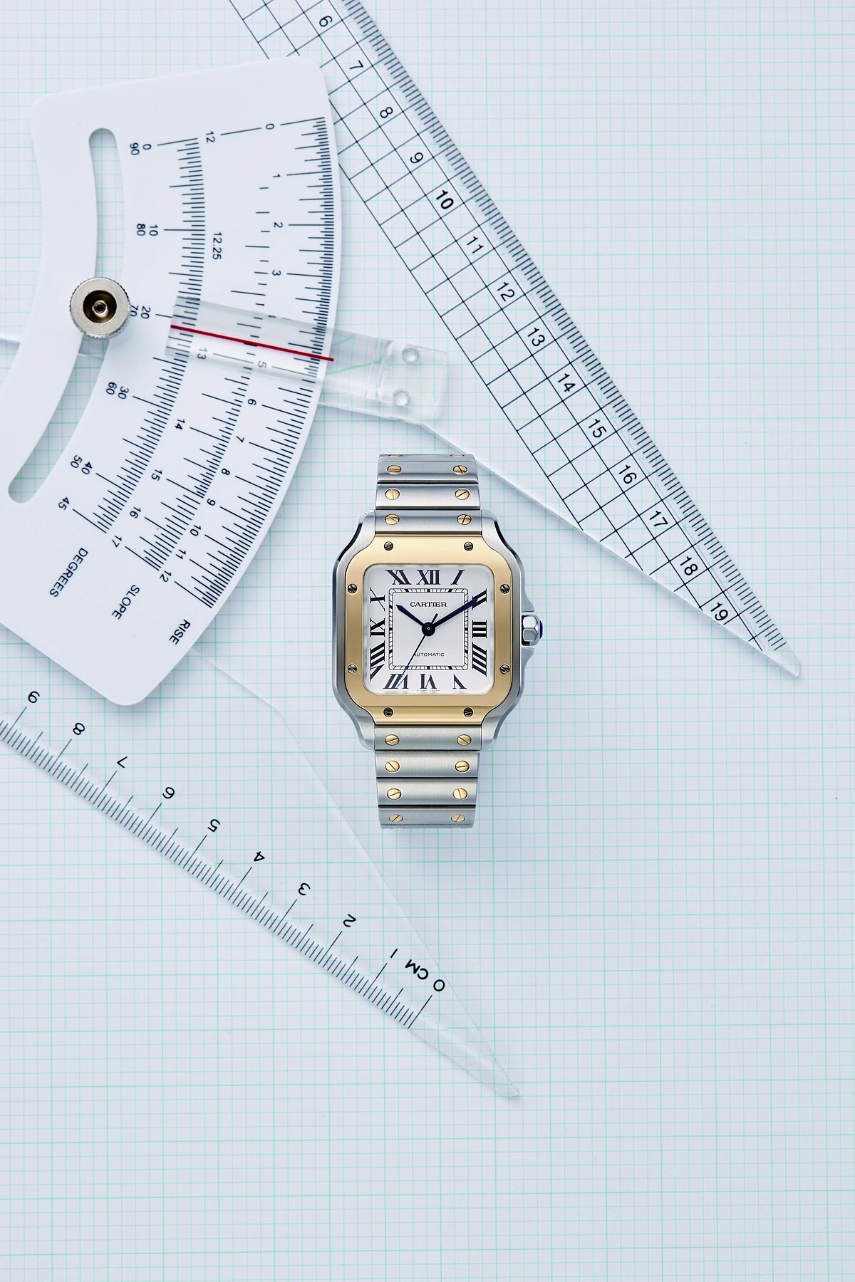 （右）Santos 腕錶中型款，精鋼錶殼及黃K金錶圈搭載 1847 MC 型自動上鍊機械機芯，Cartier。