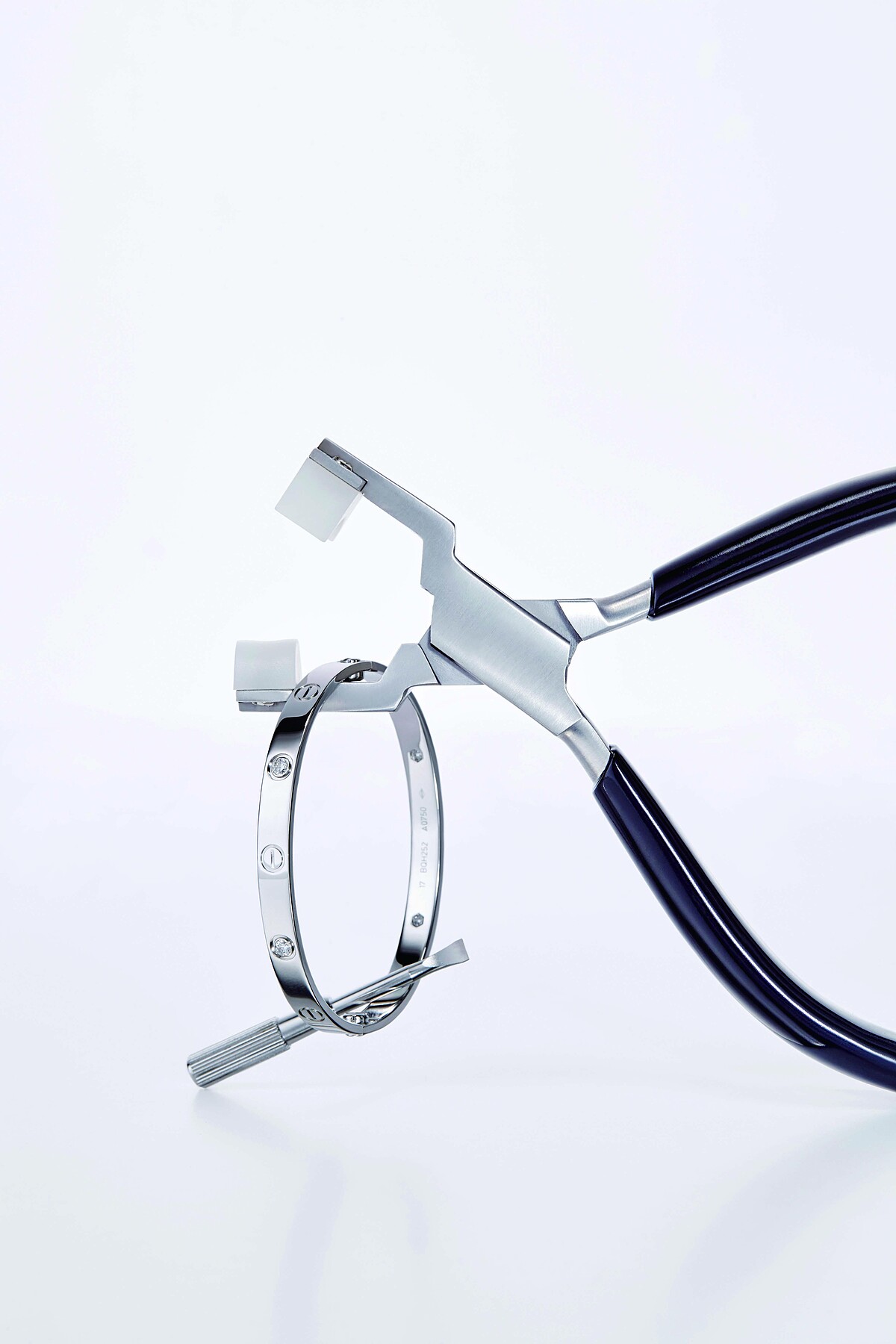 白K金鑲嵌4顆共重0.42克拉的圓形明亮式切割鑽石 Love 手環Cartier。