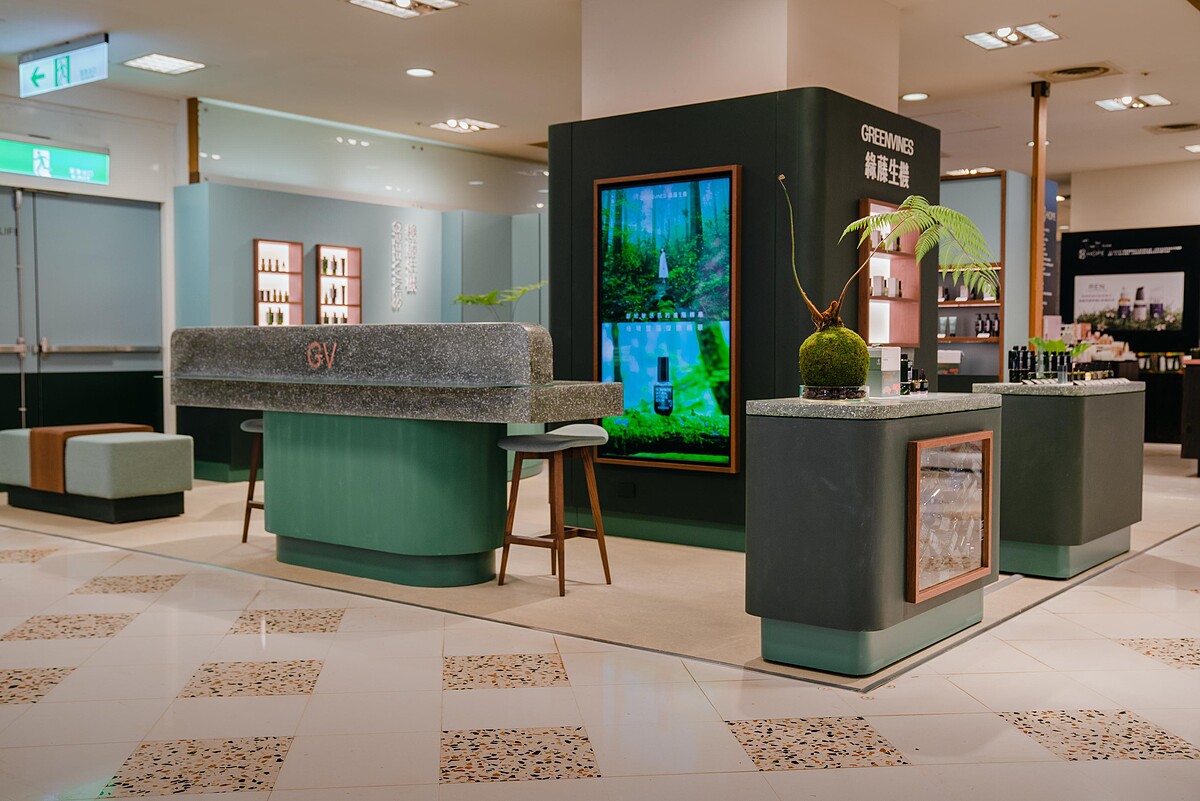 綠藤生機台南門市店景，左為洗手槽檯面、右為空瓶回收牆面。