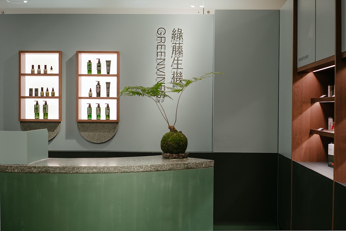 綠藤生機台南門市店景，服務台