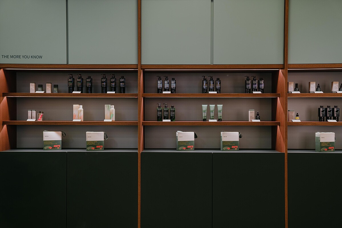 綠藤生機台南門市店景，陳列牆面