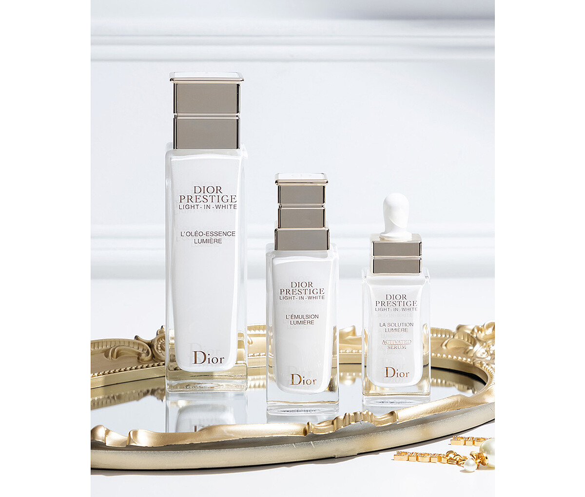 左至右: DIOR精萃再生光燦淨白精華水、精萃再生光燦淨白修護乳、精萃再生光燦淨白精華