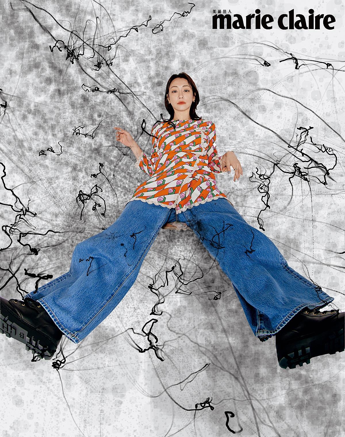 條紋與蝸牛圖案印花洋裝、牛仔褲、黑色短靴,all by Coach。 白 K 金、黃 K 金及玫瑰金 Trinity 耳環、Trinity 戒指、玫瑰金 Juste Un Clou 手環小型款、黃K金 Juste Un Clou 手環小型款,all by Cartier。