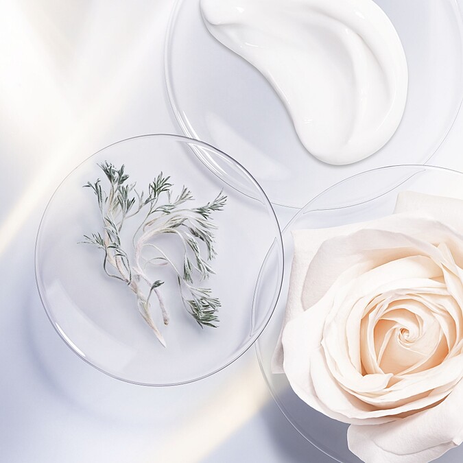 DIOR迪奧精萃再生光燦淨白修護乳成份情境照。