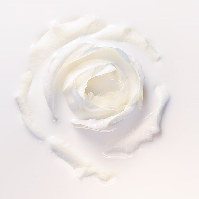 DIOR迪奧精萃再生光燦淨白修護乳成份情境照。