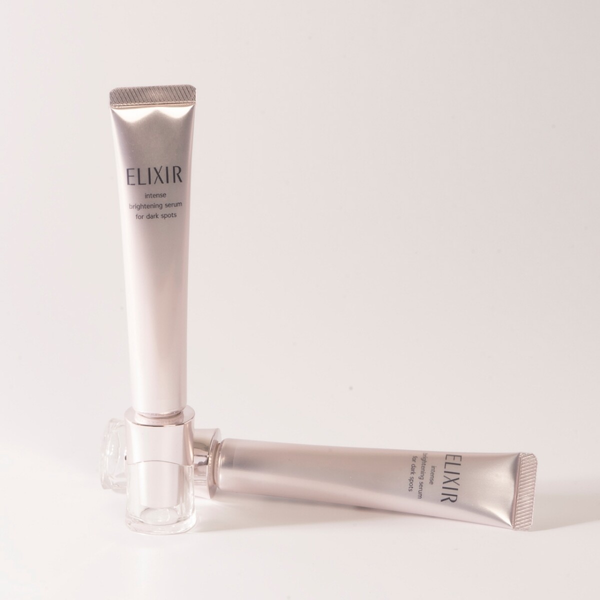 ELIXIR怡麗絲爾淨白勻亮淡斑精華情境圖。