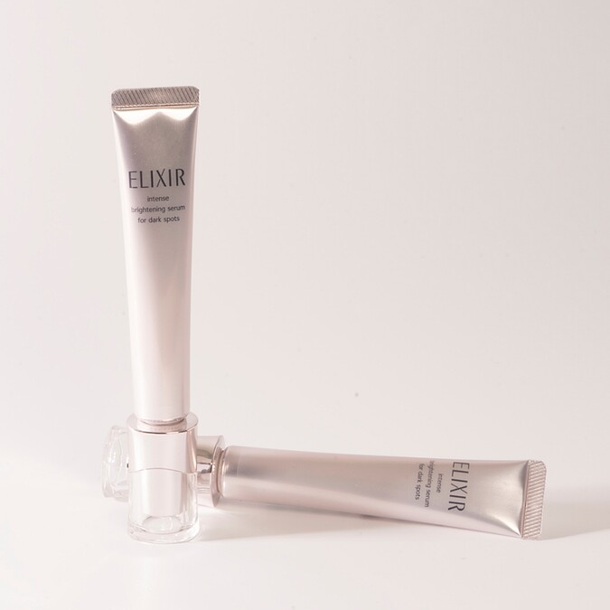 ELIXIR怡麗絲爾淨白勻亮淡斑精華情境圖。