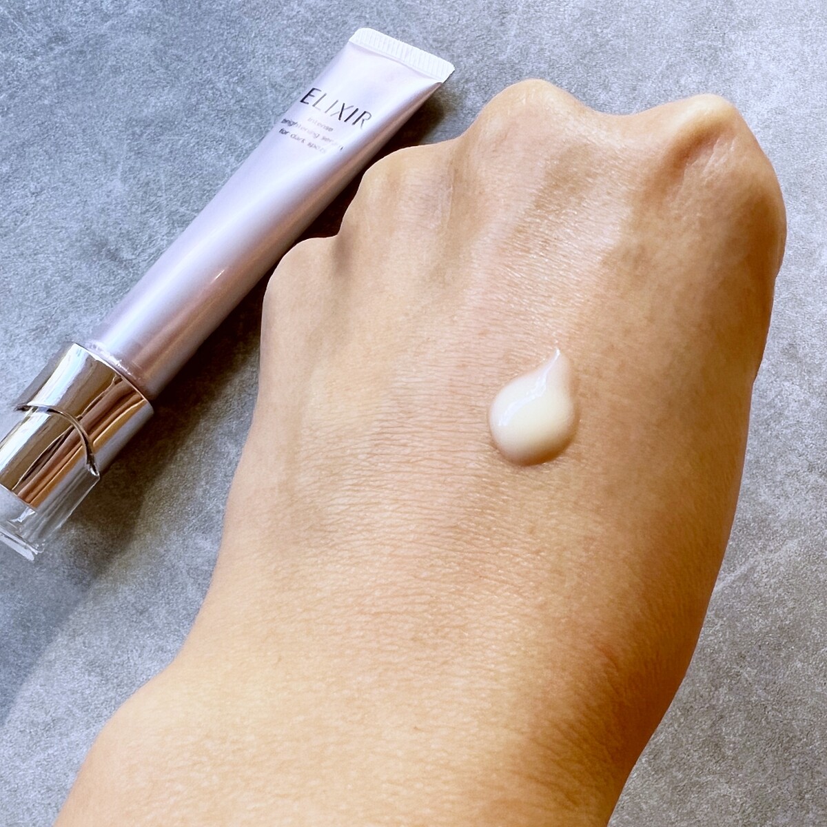 ELIXIR怡麗絲爾淨白勻亮淡斑精華質地。22g，NT1,750。