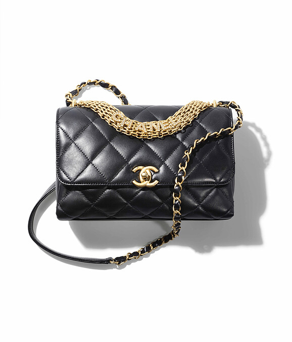 黑色皮革菱格紋金屬水晶鑲飾CHANEL字樣肩背包，NT182,700