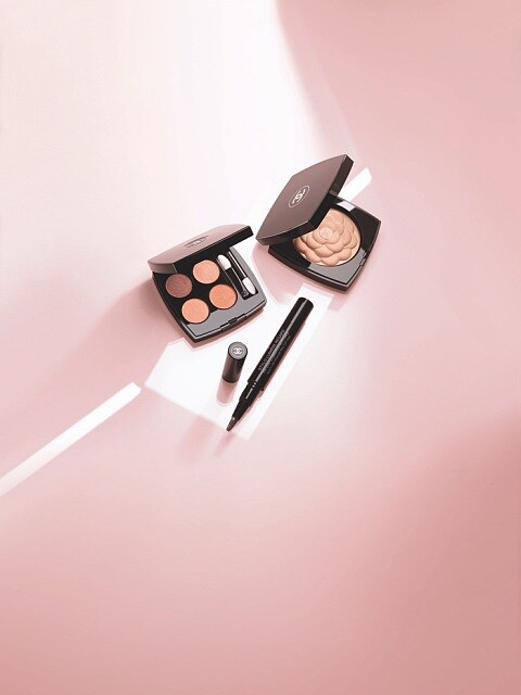 香奈兒2022珍珠光感限量彩妝系列情境圖。