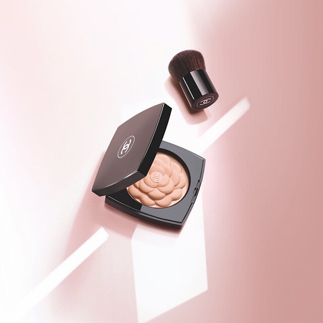 香奈兒2022珍珠光感限量彩妝系列山茶花立體亮采盤情境圖。