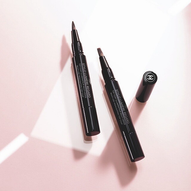 香奈兒2022珍珠光感限量彩妝系列珍珠亮采筆情境圖。