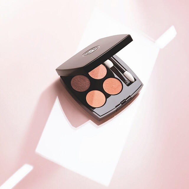 香奈兒2022珍珠光感限量彩妝系列四色眼影情境圖。