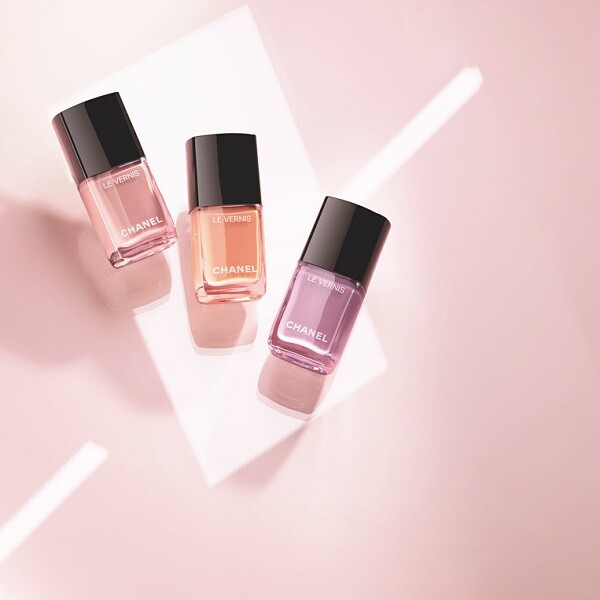 香奈兒2022珍珠光感限量彩妝系列時尚恆彩指甲油情境圖。