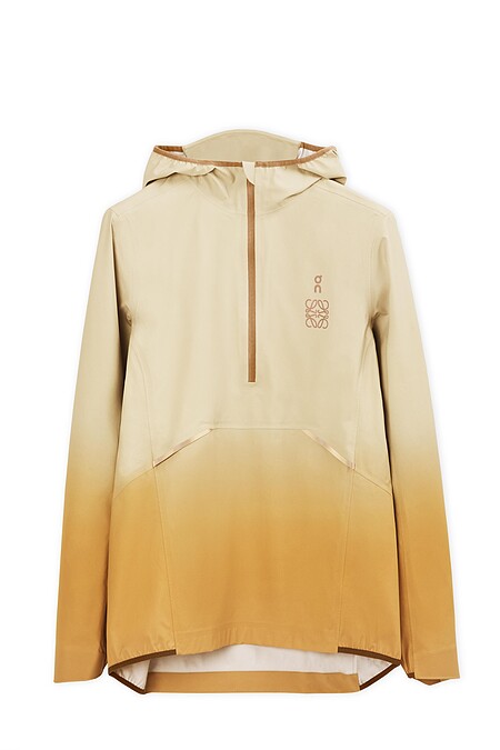 防水連帽上衣，售價NT$30,000