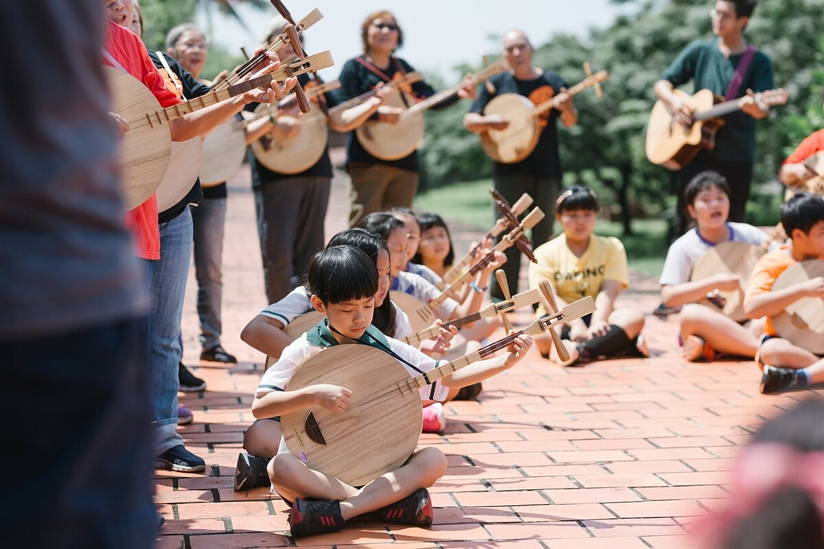 千人傳唱是恆春半島大動員在恆春古城旁演唱民謠