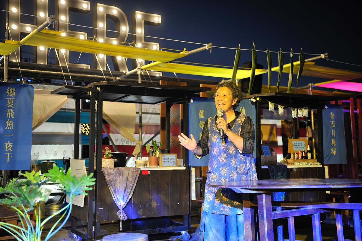 詩市集的傳藝師一邊演唱民謠、一邊販售拿手美食