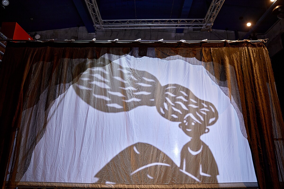 無獨有偶劇團以光影戲概念,製作舞台道具和戲偶