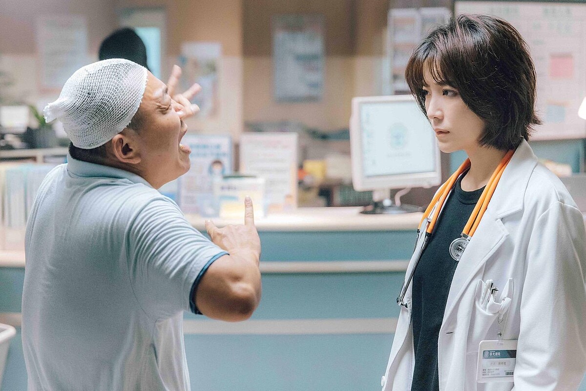 ▲小劉（蔡淑臻飾）面對村民經常露出眼神死的爆笑表情。（圖 / 公視提供）