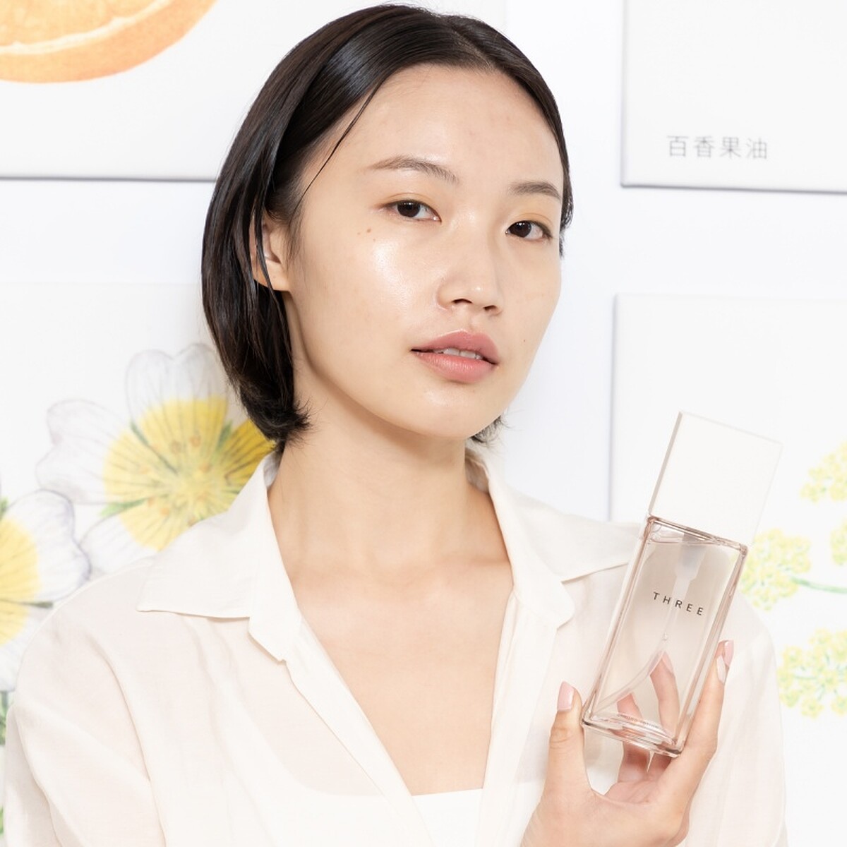 THREE極致活顏水凝露R使用示意。